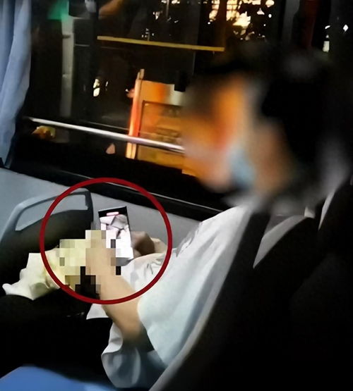 男子裸露下体偷进房间藏在女生床下
